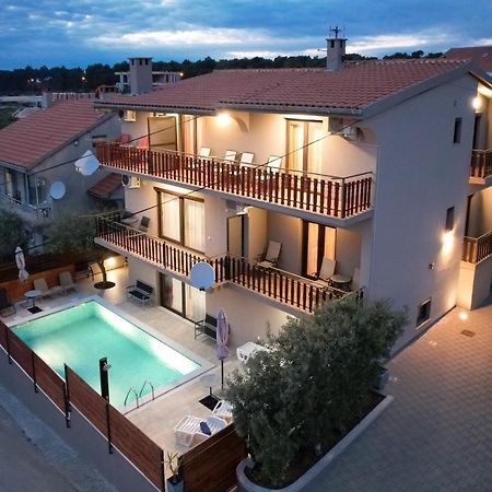 Pool Apartments Julia ซาดาร์ ภายนอก รูปภาพ