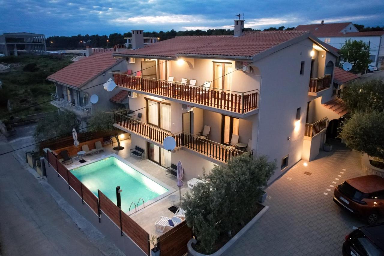 Pool Apartments Julia ซาดาร์ ภายนอก รูปภาพ
